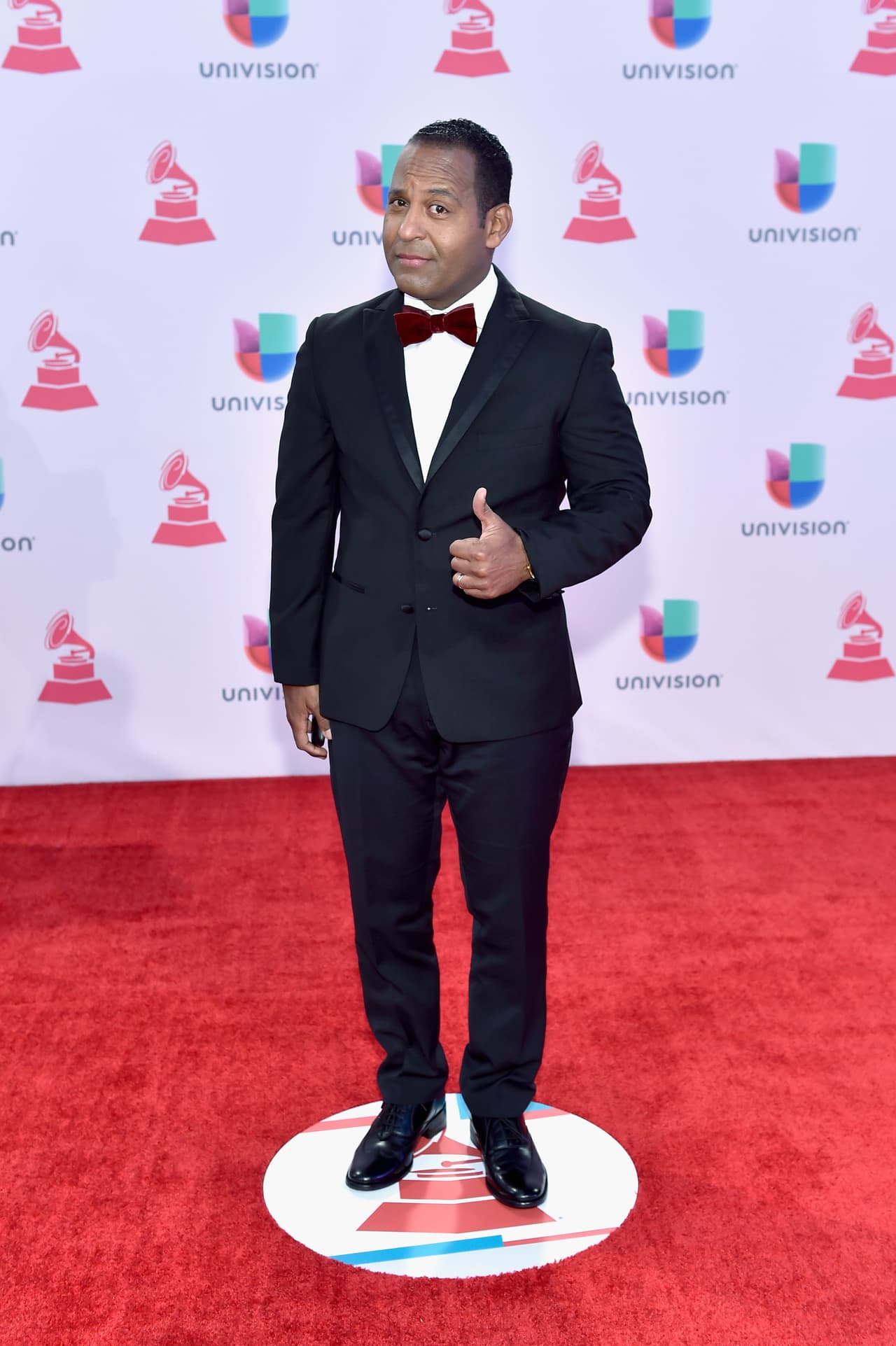 2015. Tony Dandrades de traje negro y corbata de moño. Impecable de los pies a la cabeza.