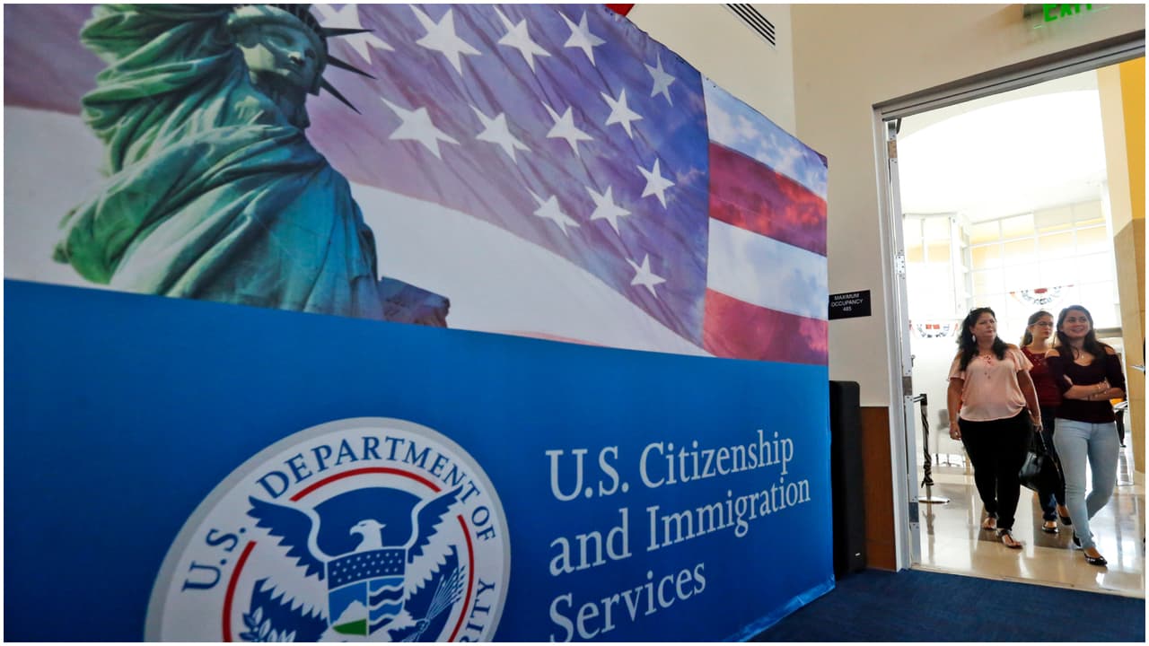 ¿Cubanos y venezolanos en EEUU se verán afectados con nueva medida de USCIS? Abogado responde