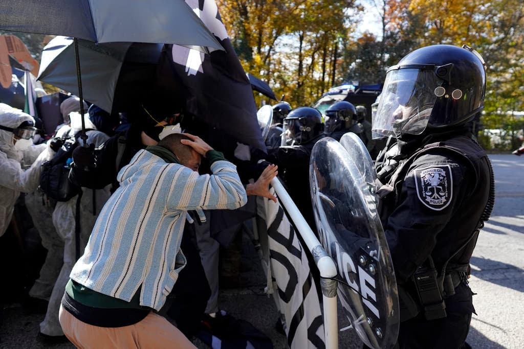 <a href="https://www.univision.com/local/atlanta-wuvg/protestas-arrestos-policia-atlanta-cop-city-georgia">La resistencia al proyecto ha provocado en ocasiones violencia y vandalismo. </a>