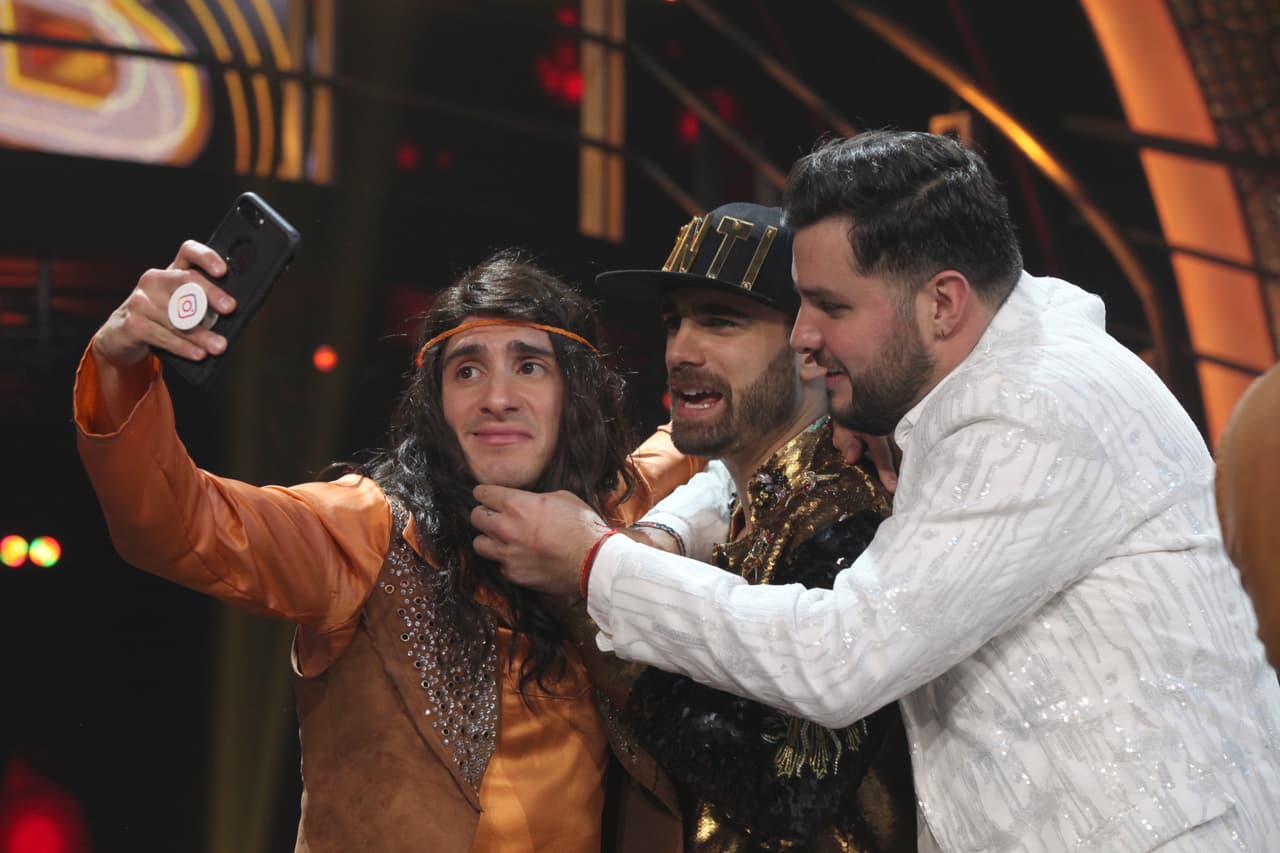 Su look causó tanta sensación entre sus compañeros que se tomaron una selfie para el recuerdo.