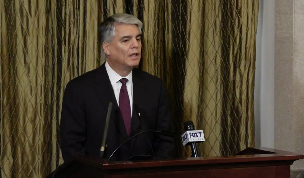 Presidente de la Universidad de Texas en Austin da negativo a coronavirus
