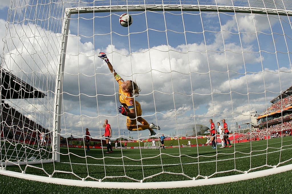 ¡Golazo! Lucy Bronze anotó el segundo gol de Inglaterra, superando de este modo a la arquera Ingrid Hjelmseth de Noruega en el Mundial de Canadá 2015, en la ronda de Octavos de Final en Lansdowne Stadium en Ottawa.