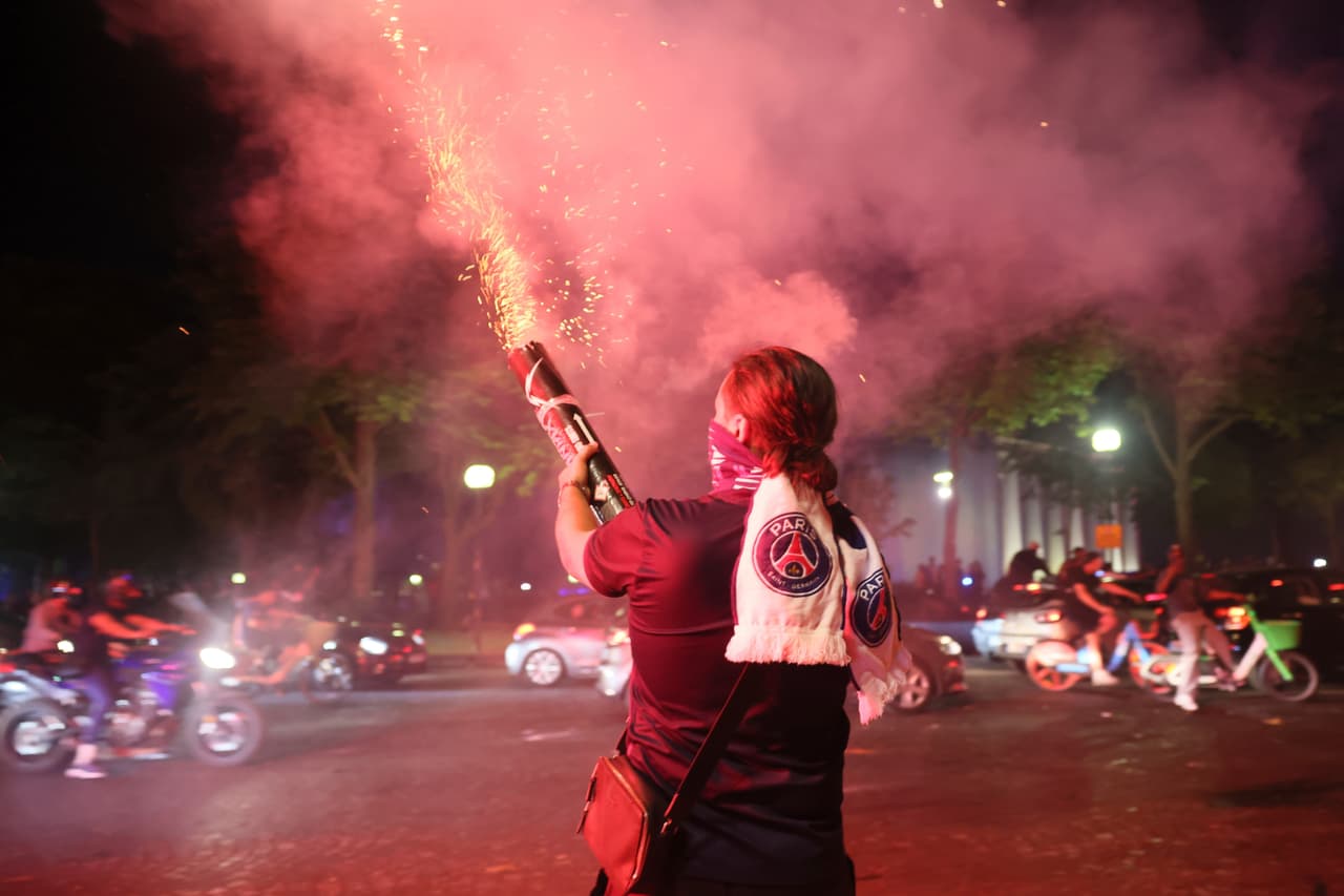 Los fuegos artificiales iluminaron el cielo de París mientras miles de seguidores del PSG celebraban el histórico título europeo del club.