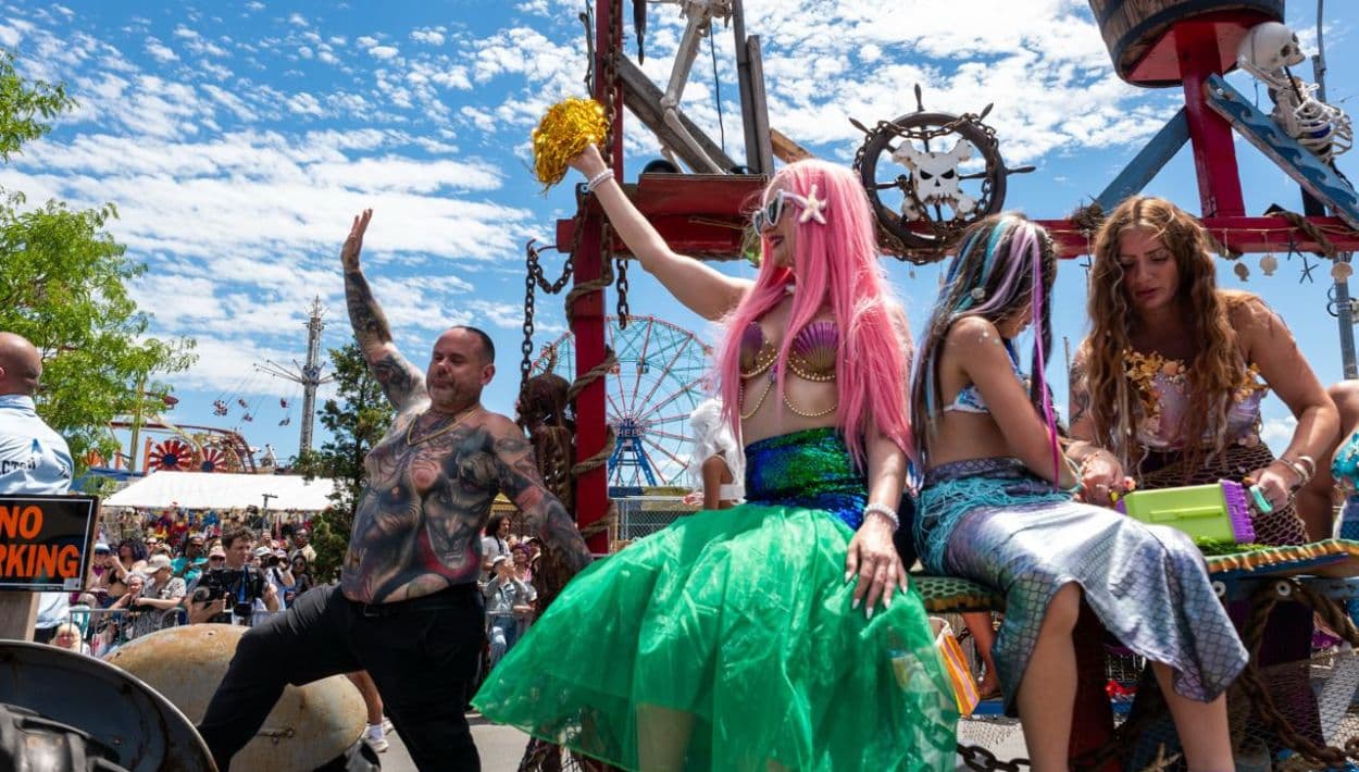 Neptunos y criaturas marinas inundan Coney Island: el Desfile de Sirenas 2026 celebra la rareza y la creatividad