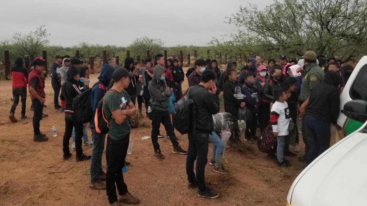 El pasado jueves 15 de julio, más de 70 migrantes se entregaron a los agentes de la Patrulla Fronteriza luego de cruzar ilegalmente la frontera cerca de San Miguel, Arizona. Más de 40 de ellos eran niños migrantes no acompañados, principalmente de Guatemala.