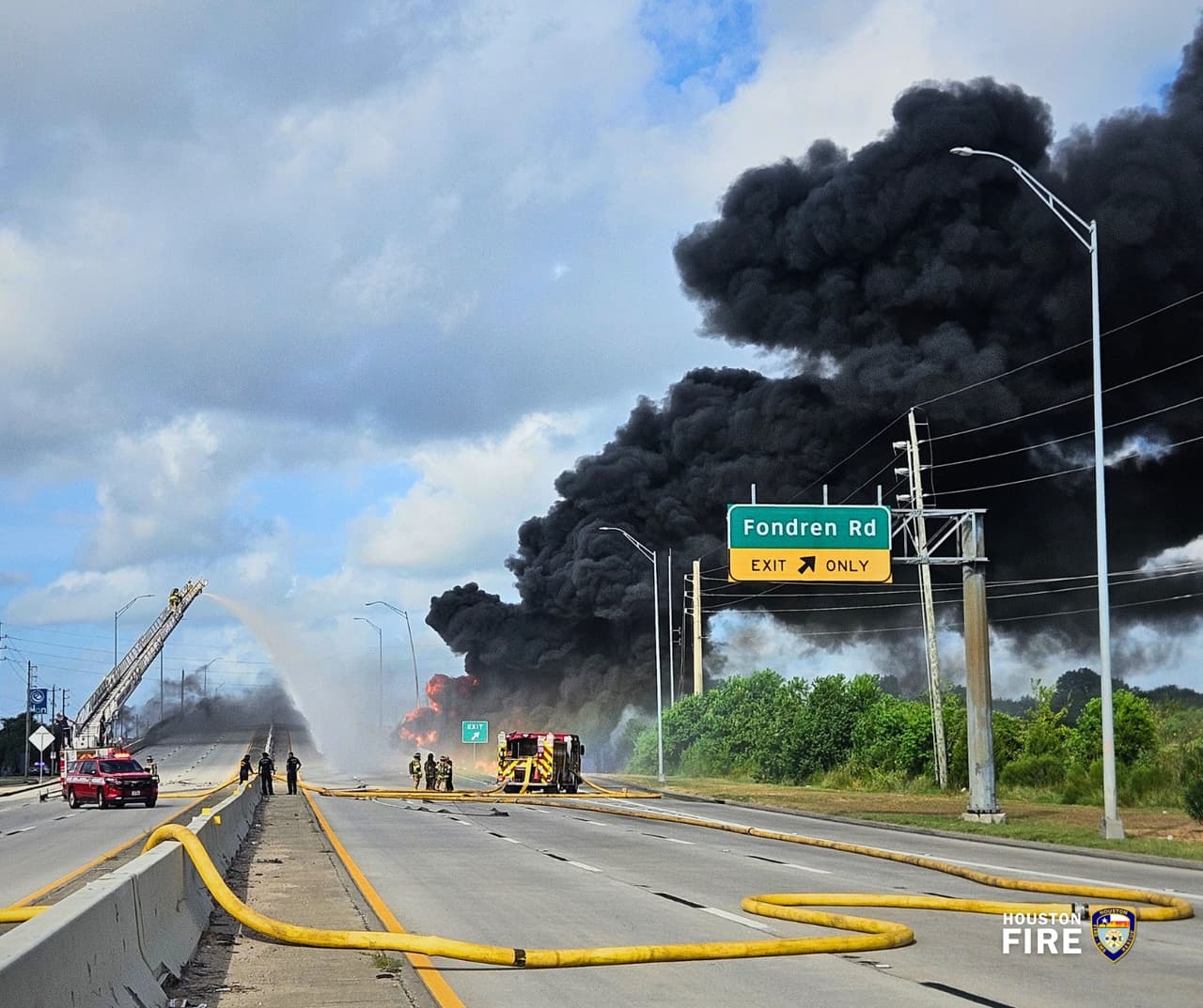 El Departamento de Bomberos de Houston respondió de emergencia un incendio de un camión de combustible de 18 ruedas en la intersección de Fondren y South Main a las 9:15 a.m. de este sábado.