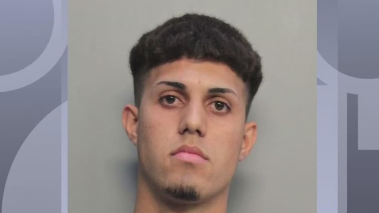 Arrestan a un hombre por vender cigarrillos electrónicos a menores frente a una escuela en Hialeah
