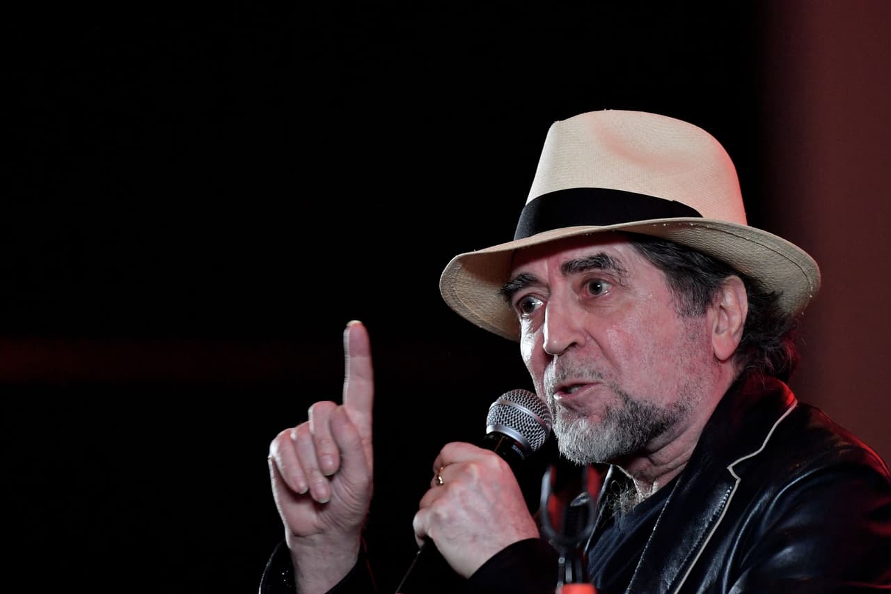 “Tengo que decir que esta oleada de reggaetón latino, que al principio me ilusionó porque decía ‘coño una gente que habla y rima’, y ahora ya preferiría que no rimara porque vaya mierda de rimas se oyen por ahí”, decía
<b>Sabina</b> en conferencia de prensa.