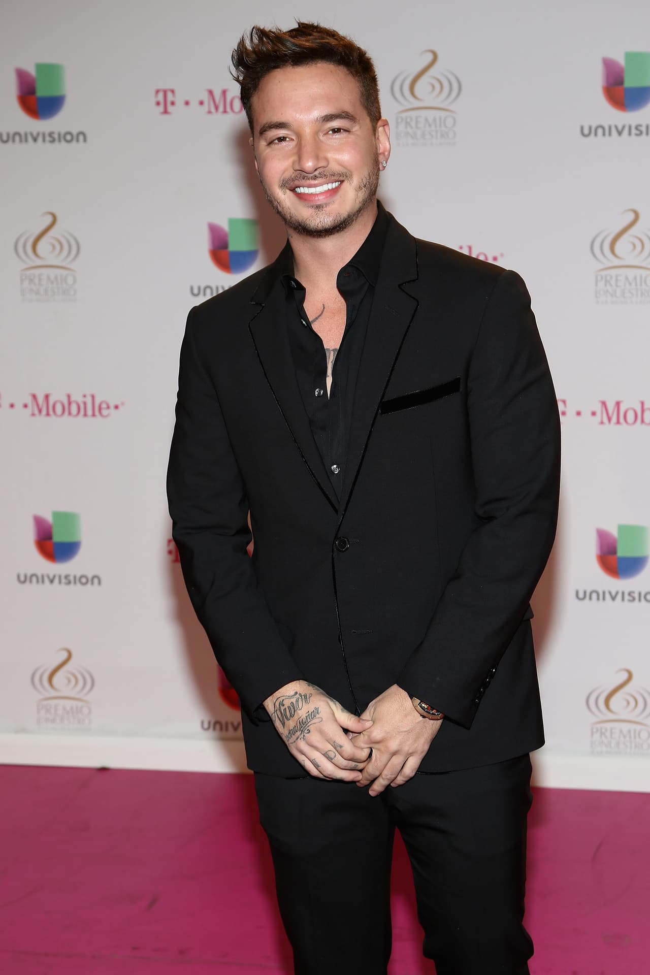 J Balvin fue uno de los más elegantes al llegar con un look todo en negro. Ese 2015 se convirtió en el artista urbano del año.