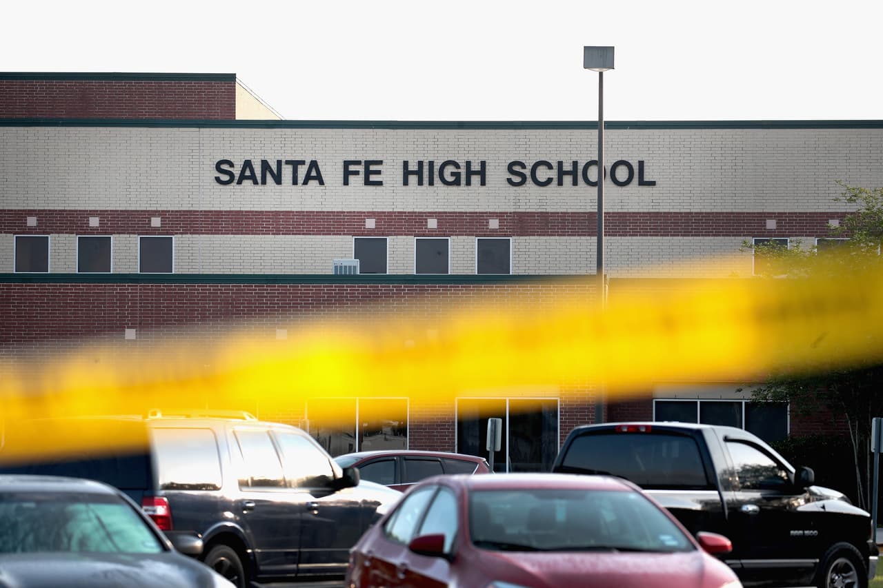 Un joven de 17 años abrió fuego en una escuela de secundaria en Santa Fe, una localidad a las afueras de Houston, Texas, el pasado 17 de mayo de 2018. La tragedia dejó al menos 10 personas e hirió a otras 10. La policía estadounidense detuvo al tirador, Dimitrios Pagourtzis.