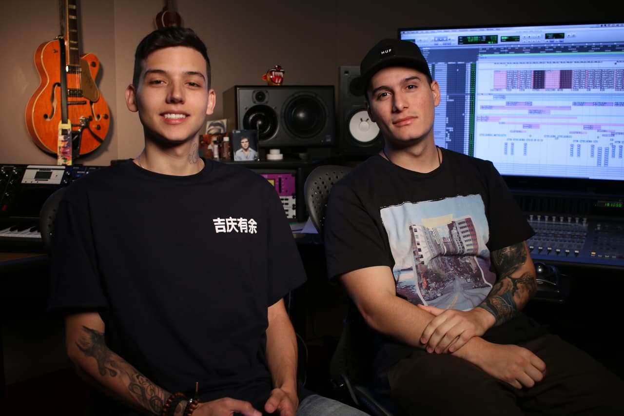 Ahora, Sky y Mosty son los responsables del sonido fresco de 'Mis Planes son amarte' de Juanes.