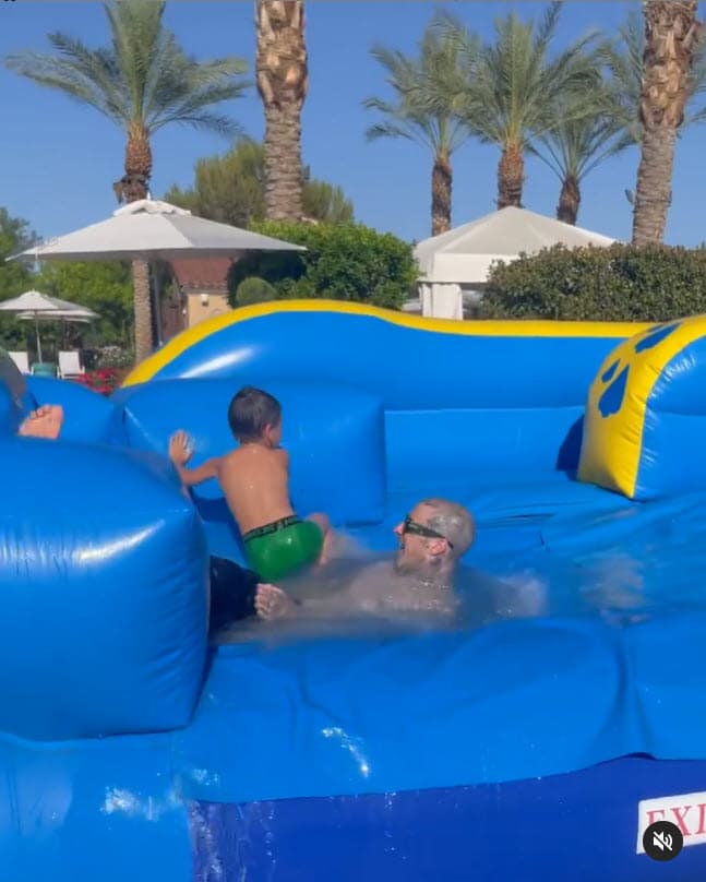 La famosa empresaria, su novio Travis Barker y sus hijos ya han disfrutado del nuevo hogar. En la imagen se aprecia al baterista de Blink 182 con el menor de los retoños de Kourtney.