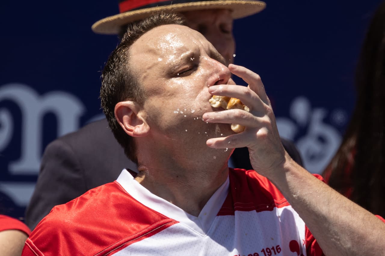 Joey “Jaws” Chestnut, quien nació en Vallejo, California, ganó este 4 de julio un concurso para comer hot dogs en Nueva York.
<br>