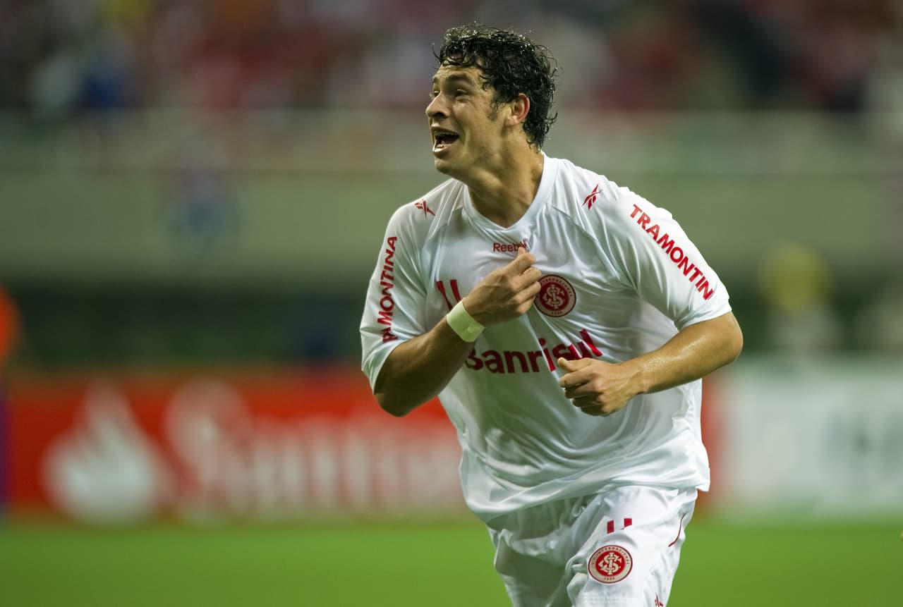 Pero el Inter ganó la ida de la final 2-1 con un gol de Giuliano, seleccionado brasileño que juega en el Zenit de San Petersburgo.