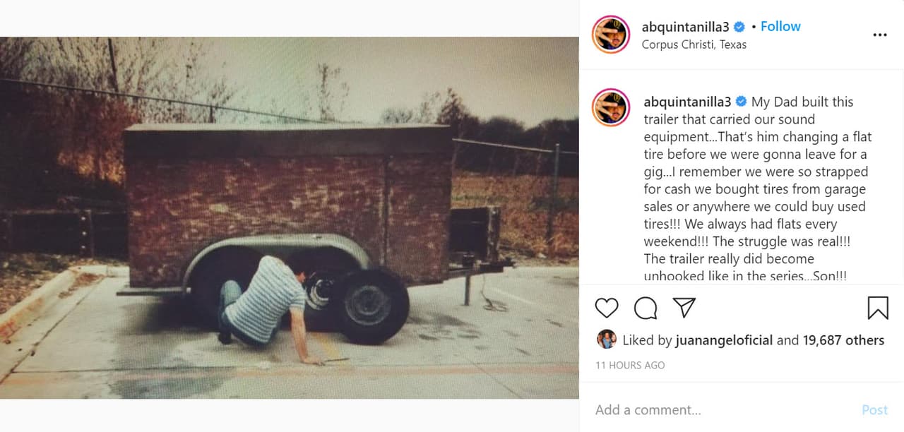 En la imagen se observa a su padre, Abraham Quintanilla, arreglando un remolque construido por él y que les servía para las giras musicales que hacía junto a sus hijos con el grupo Selena y Los Dinos. 
<br>