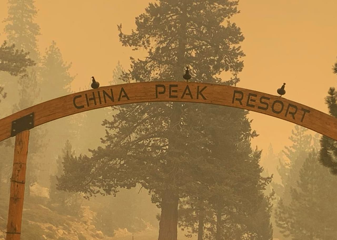 El fuego del incendio Creek alcanza el centro vacacional China Peak y quema los trailers de los empleados