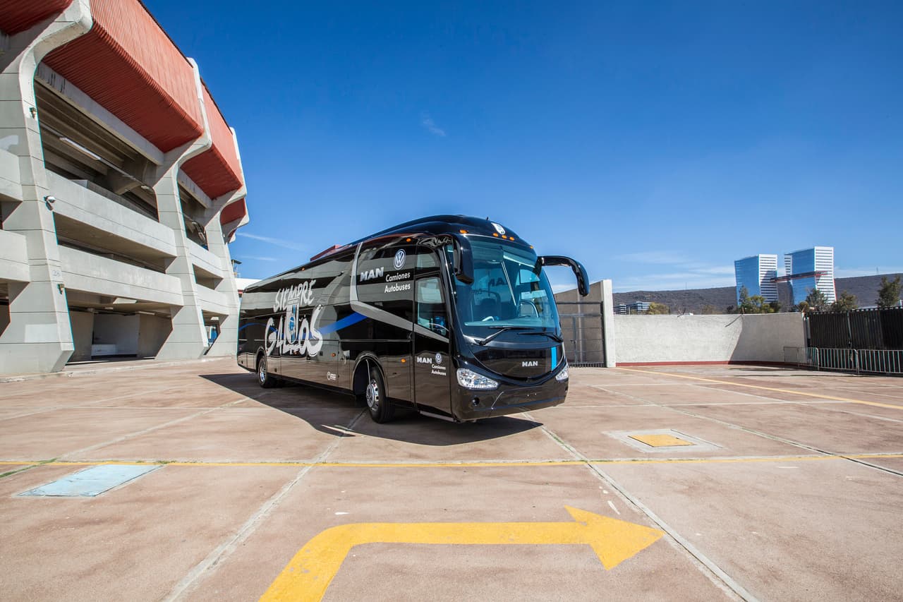 Inauguran la galería los
<b>Gallos de Querétaro, </b>quienes se trasladan en un
<b>MAN R39</b>, que entre otras comodidades tiene conexión WiFi, tres grandes pantallas y capacidad para 43 personas. Está decorado en negro y azul con la leyenda
<b> 'Siempre Gallos'</b>. Su precio roza los 190,000 dólares.