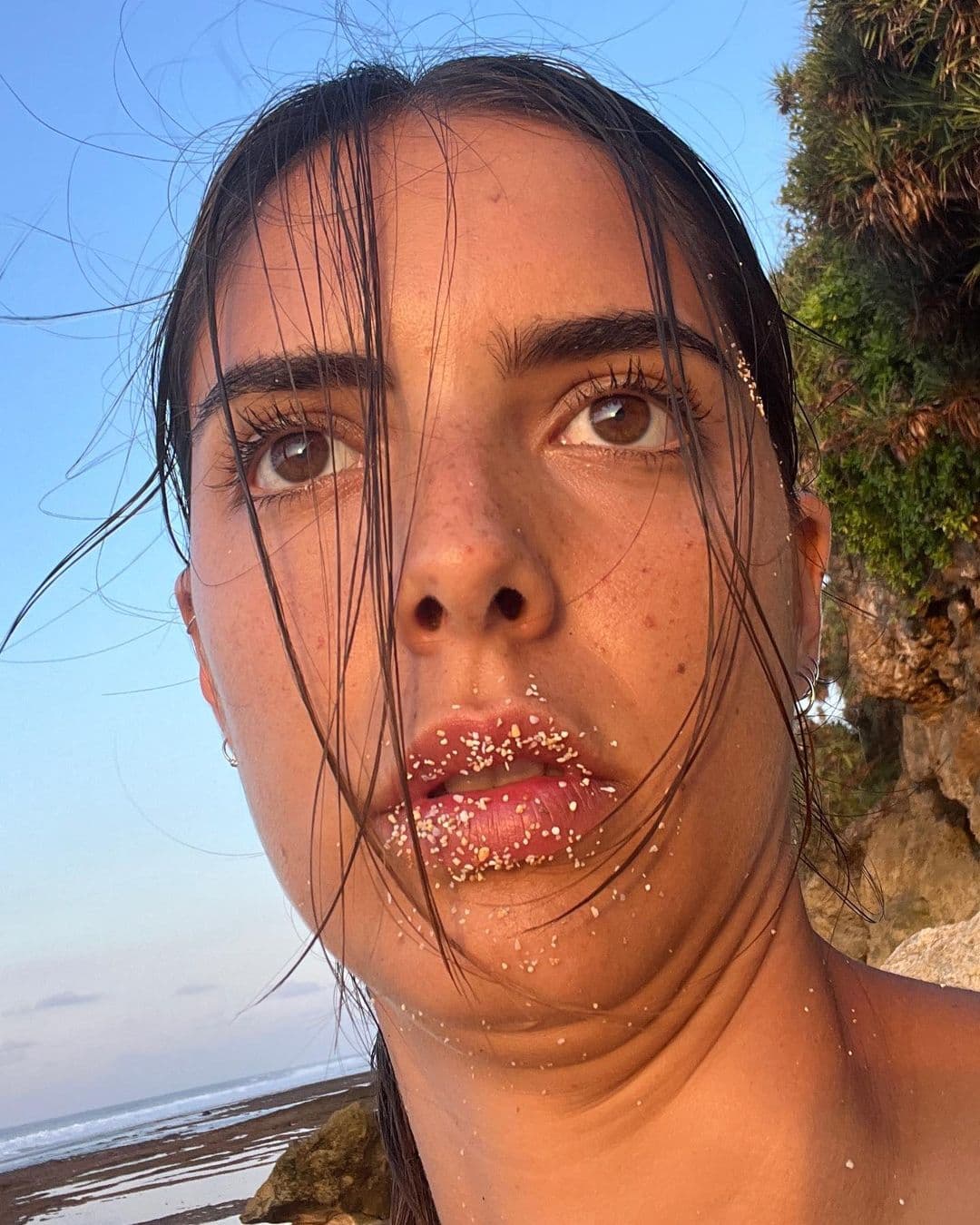 Recordó que para ocultar el delgado pelo que crece en esa zona tuvo que recurrir a un producto químico que sirve para aclarar el cabello.