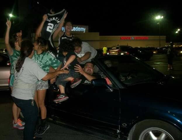 Esta noche se enfrentan los San Antonio Spurs contra los Oklahoma City Thunder con el objetivo de sacar ventaja en la serie que va 2-2. El juego se llevará a cabo en el AT&T Center, en San Antonio, la casa de los Spurs, y los fanáticos ya están tomando precauciones para animar a su equipo de manera épica.