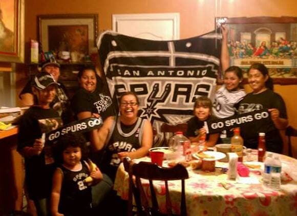 Esta noche se enfrentan los San Antonio Spurs contra los Oklahoma City Thunder con el objetivo de sacar ventaja en la serie que va 2-2. El juego se llevará a cabo en el AT&T Center, en San Antonio, la casa de los Spurs, y los fanáticos ya están tomando precauciones para animar a su equipo de manera épica.