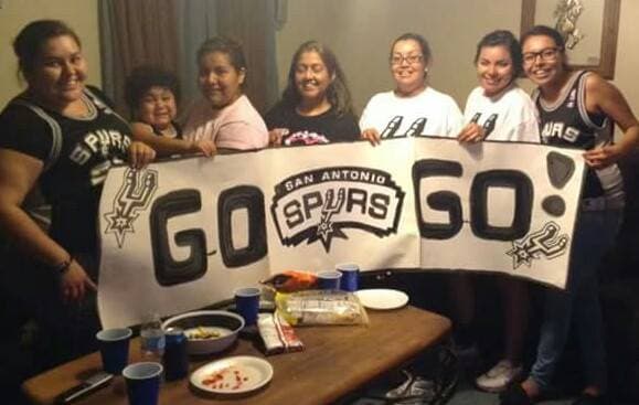 Esta noche se enfrentan los San Antonio Spurs contra los Oklahoma City Thunder con el objetivo de sacar ventaja en la serie que va 2-2. El juego se llevará a cabo en el AT&T Center, en San Antonio, la casa de los Spurs, y los fanáticos ya están tomando precauciones para animar a su equipo de manera épica.