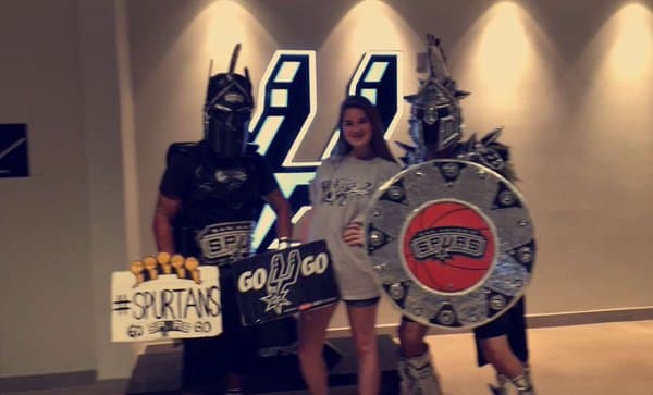 Esta noche se enfrentan los San Antonio Spurs contra los Oklahoma City Thunder con el objetivo de sacar ventaja en la serie que va 2-2. El juego se llevará a cabo en el AT&T Center, en San Antonio, la casa de los Spurs, y los fanáticos ya están tomando precauciones para animar a su equipo de manera épica.