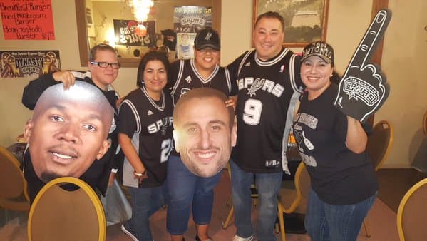 Esta noche se enfrentan los San Antonio Spurs contra los Oklahoma City Thunder con el objetivo de sacar ventaja en la serie que va 2-2. El juego se llevará a cabo en el AT&T Center, en San Antonio, la casa de los Spurs, y los fanáticos ya están tomando precauciones para animar a su equipo de manera épica.