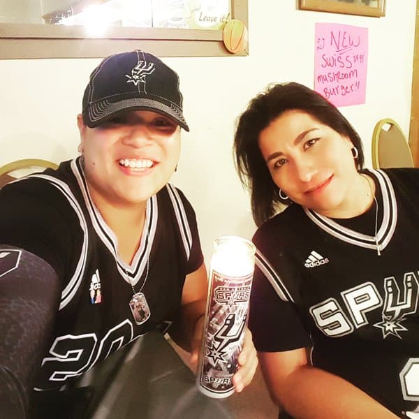 Esta noche se enfrentan los San Antonio Spurs contra los Oklahoma City Thunder con el objetivo de sacar ventaja en la serie que va 2-2. El juego se llevará a cabo en el AT&T Center, en San Antonio, la casa de los Spurs, y los fanáticos ya están tomando precauciones para animar a su equipo de manera épica.