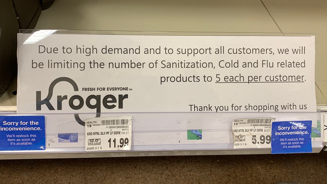 “Debido a la alta demanda y para apoyar a todos los consumidores, limitaremos la venta de desinfectantes, y otros productos para el resfriado y gripa a 5 por persona”, dice este aviso en una tienda Kroger de Houston.