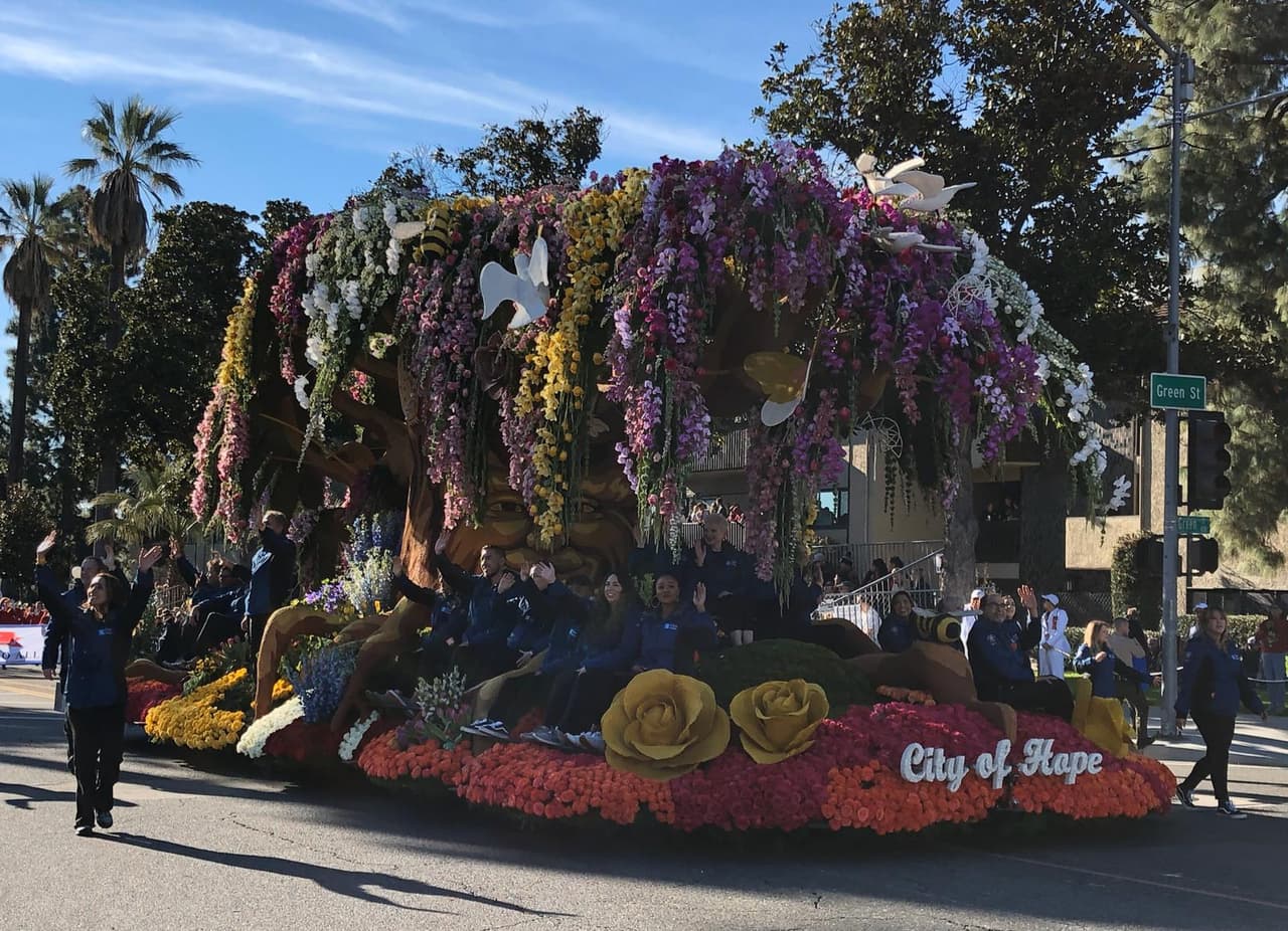 24 carrozas recibieron honores oficiales en el 131º Desfile de las Rosas presentado por Honda.