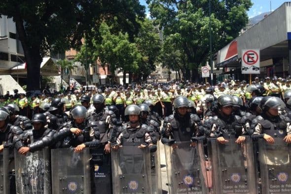 Imagen de un grupo antimotines aguardando el arribo de los estudiantes. (Crédito: Elyangelica Gonzalez)