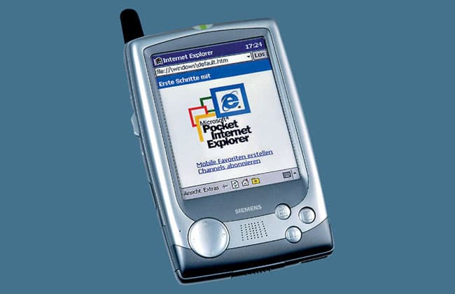 En el mundo de las telecomunicaciones, Microsoft apostaba con el celular Siemens SX45, el cual podría considerarse uno de los primeros smartphones, aunque muy básico.