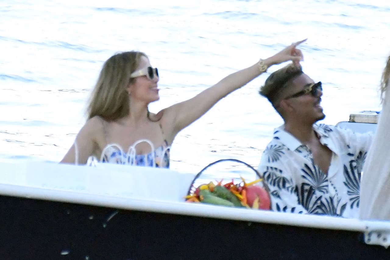 No dejó de bromear con su equipo de trabajo en la lancha.