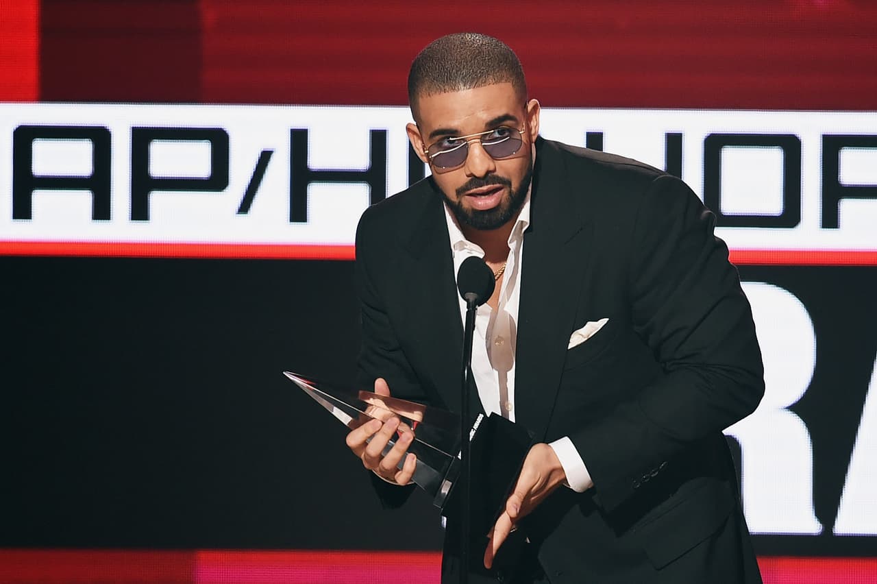Drake, con 8 nominaciones, peleará con su álbum 'Views' por el disco del año.