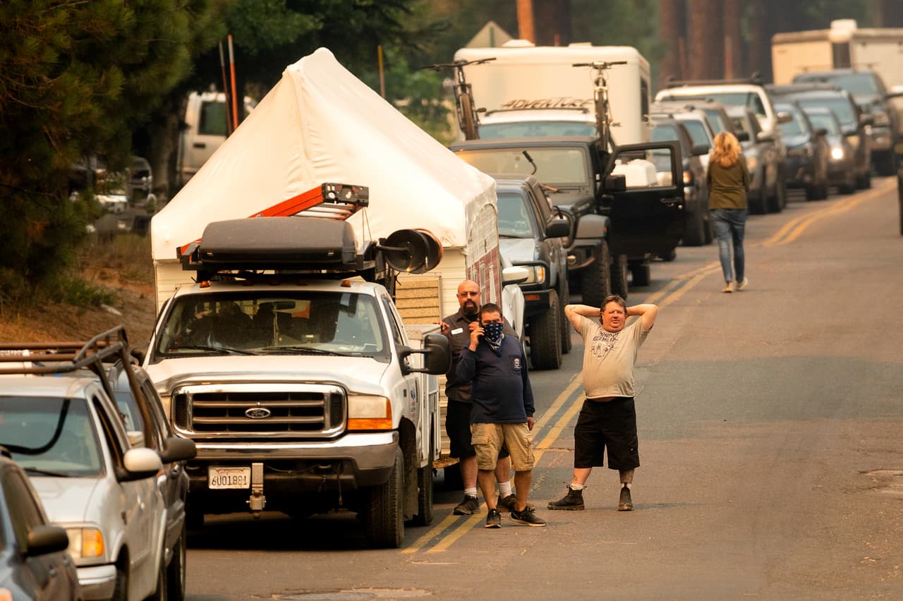 Las órdenes de evacuación, inéditas para la ciudad de South
<a href="https://www.univision.com/temas/lake-tahoe">Lake Tahoe</a>, se produjeron un día después de que se ordenara a otras comunidades a varias millas al sur que también dejaran el área debido al avance del Caldor Fire.