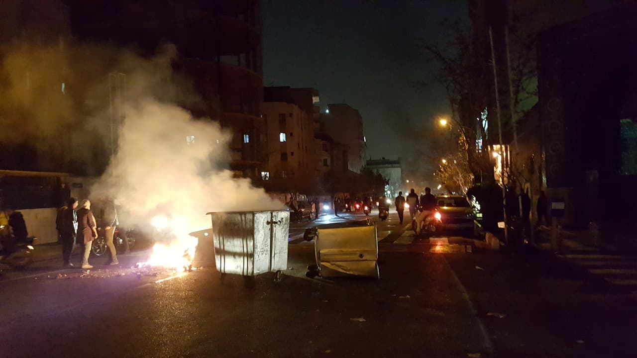 Varias personas murieron en la ciudad iraní de Dorud (oeste) en el marco de las protestas contra el gobierno, declaró este domingo el vicegobernador de la provincia de Lorestán, Habibollah Khojastehpour. "El sábado por la noche hubo una protesta ilegal en Dorud y varias personas salieron a las calles respondiendo al llamamiento de grupos hostiles, lo que provocó enfrentamientos", dijo a la televisión oficial.