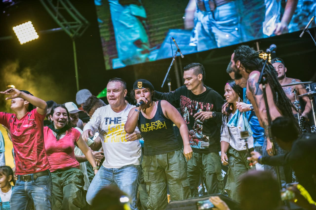 Fue su primera vez al aire libre en dos décadas. Bernal saludaba a quien se le cruzara, contaba su historia a quien le mostrara curiosidad y bailaba por las noches en los conciertos.