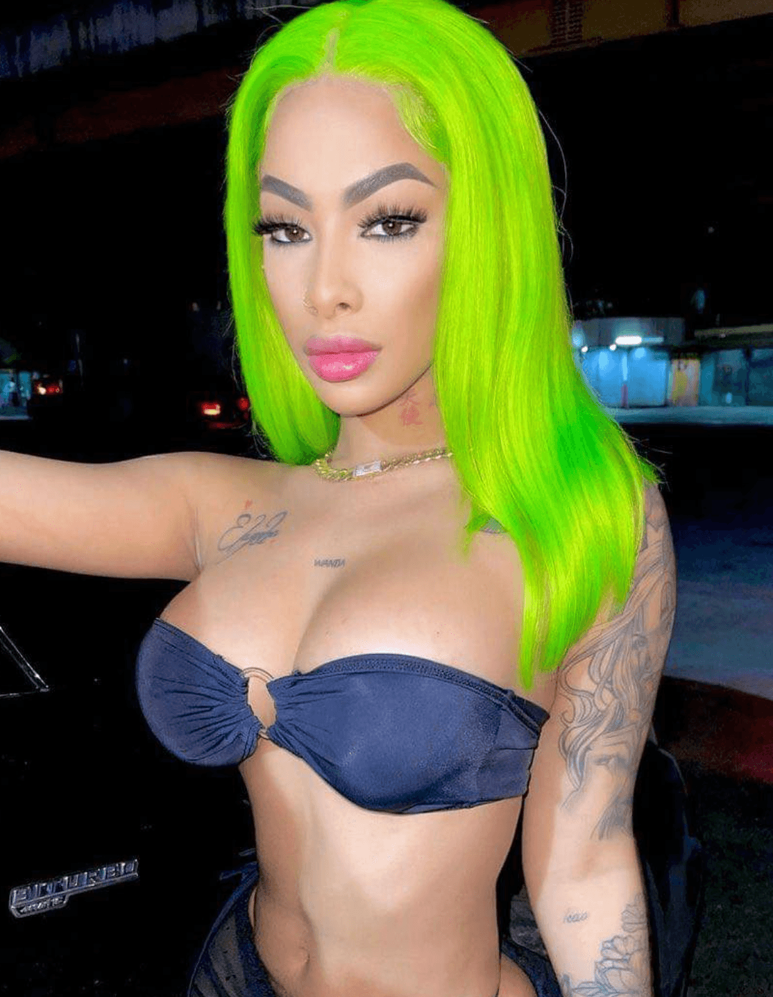 Con un tono de color verde fluorecente bastante llamativo, la ‘más viral’ posó para tomarse unas fotos, que resaltaban su pequeña cintura y su sensualidad.