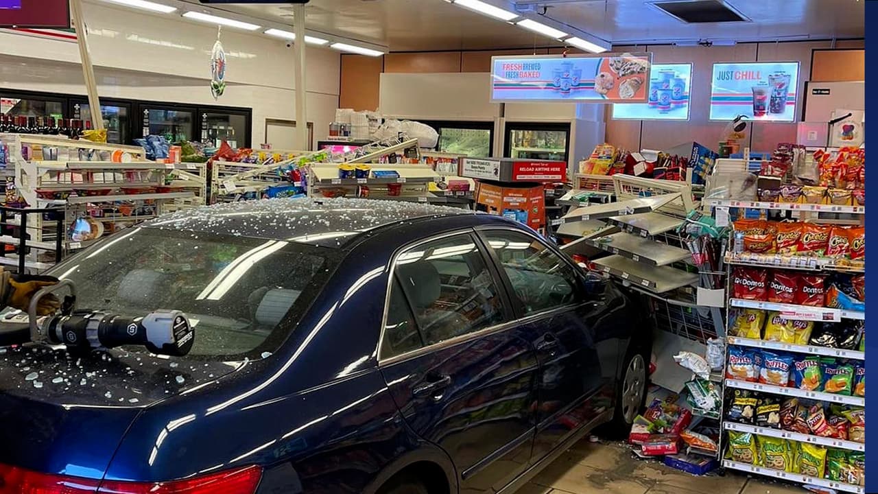 Arrestan a conductor tras chocar contra un 7 Eleven en Arcadia