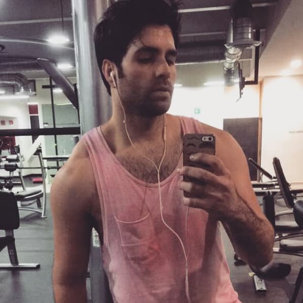 Lo mejor de todo es que ahora lo puedes ver en “Tres Veces Ana” donde interpreta a Javier un chico sensato que vive en la pensión donde llega a vivir Ana Lucía.