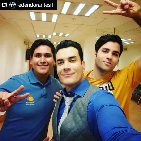 Aquí lo vemos muy contento con el guapo David Zepeda. ¡Juntos pueden derretir a cualquiera!