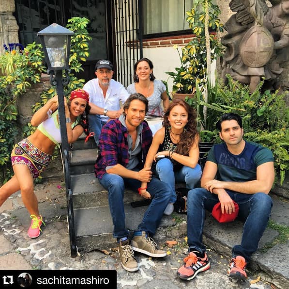 Lo mejor de todo es que ahora lo puedes ver en “Tres Veces Ana” donde interpreta a Javier un chico sensato que vive en la pensión donde llega a vivir Ana Lucía.