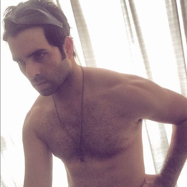 Además tiene un cuerpo de impacto. La prueba más grande es ese abdomen de acero que deja a cualquiera con la boca abierta.