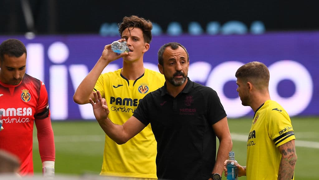 Aparovechando la pausa para hidratación, Javier Calleja decide dar instrucciones a sus jugadores.