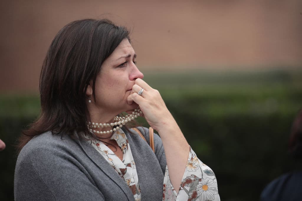 Rebecca Halaska, una doliente, sale de la Iglesia Episcopal de San Martín el 20 de abril de 2018 en Houston, Texas, previo al servicio fúnebre. Lleva perlas.