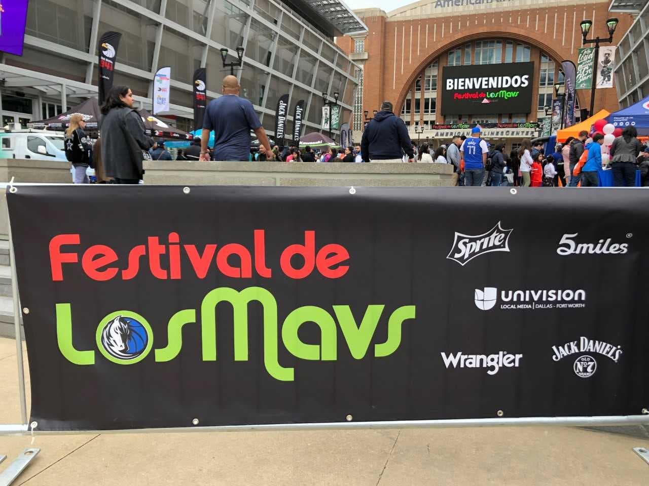 La actividad contó con eventos de diversión, comida, apariciones de los Mavs Dancers, ManiAACs, Champ y MavsMan y actuaciones de Amanda Solis y A.B. Quintanilla y Los Kumbia Kings All Starz.
<br>