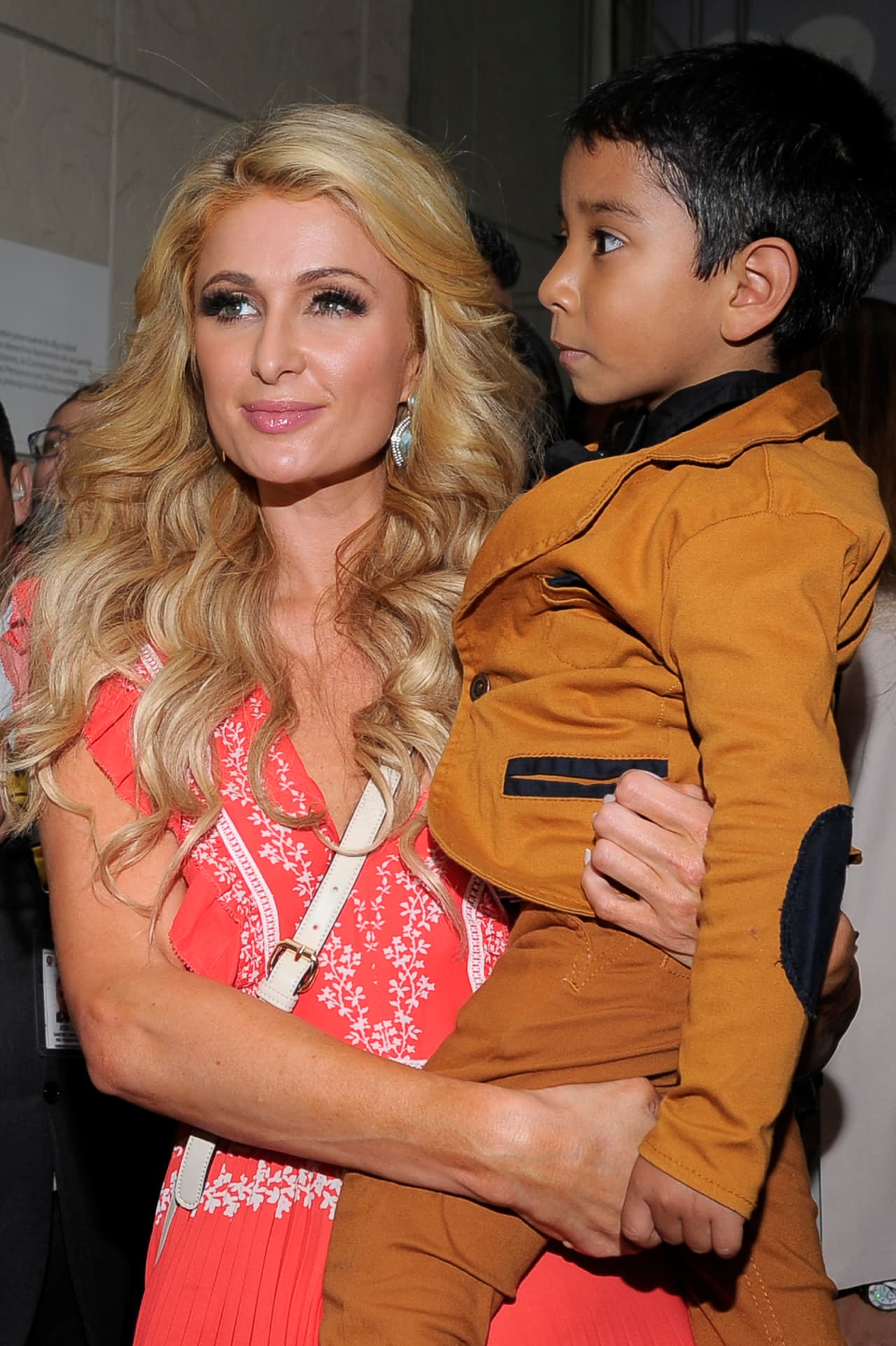 El pequeño de cinco años corrió a darle la bienvenida y su abrazo.