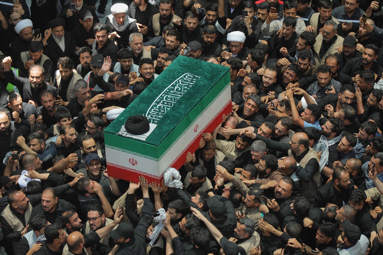 El féretro del difunto líder supremo iraní, el ayatolá Ali Jamenei, es llevado por dolientes al santuario del Imam Ali en Nayaf, Irak, el miércoles 8 de julio de 2026, durante su funeral.