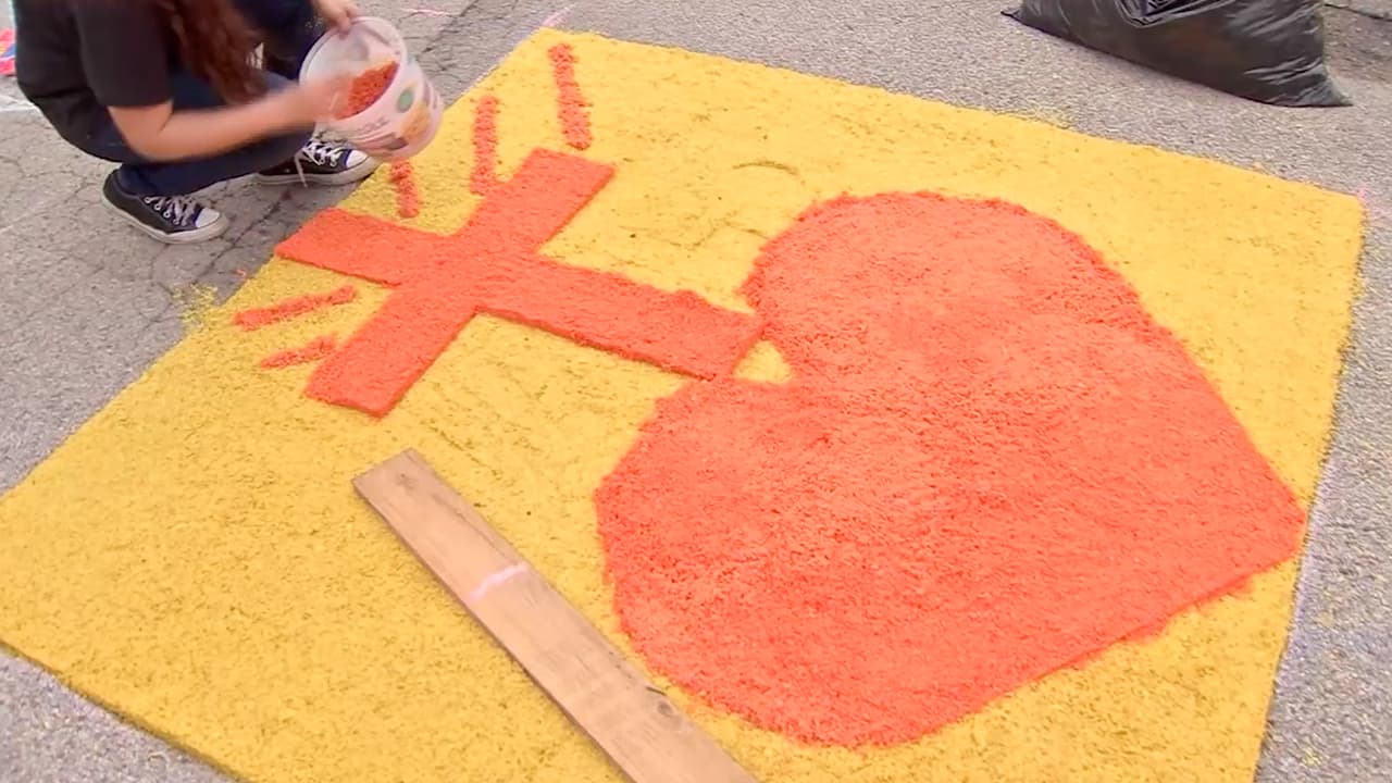 “Estas alfombras son creadas para que durante la procesión sean una vía para el paso del Cristo crucificado. Es una tradición que la gente de El Salvador ha traído a Houston, aunque se realiza en muchos otros países”, agregó el sacerdote.