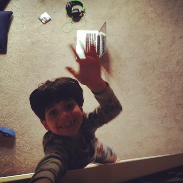 Al igual que su hermano, Armando ha demostrado ser un joven espontáneo ante la cámara.